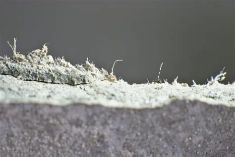 Identifizierung Von Asbest-Isolierung Auf Rohren In Alten Häusern